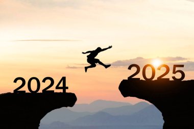 Siluet Mutlu Yıllar 2025 İnsanlar Uçurumdan Atlıyor