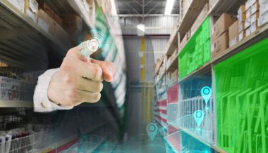 İşadamı depo işini işaret ediyor.