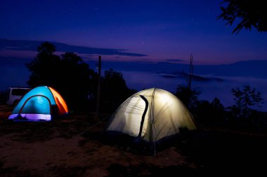 Dağ çadırlarında gece kampı, seyahat ve rahatlama