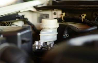 Araba fren yağı, fren yağı konteynırı, araba bakımı.