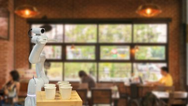 Bir kafede kahve yapan yapay zeka robotu konsepti