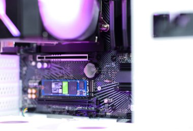 Bilgisayar ve cihazların içinde hayranlar RAM SSD kullanıyor