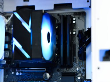 Bilgisayar ve cihazların içinde hayranlar RAM SSD kullanıyor