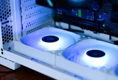 Bilgisayar ve cihazların içinde hayranlar RAM SSD kullanıyor