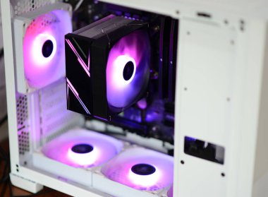 Bilgisayar ve cihazların içinde hayranlar RAM SSD kullanıyor