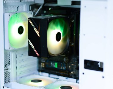Bilgisayar ve cihazların içinde hayranlar RAM SSD kullanıyor