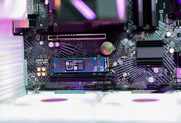 Bilgisayar ve cihazların içinde hayranlar RAM SSD kullanıyor