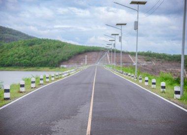 Yol ve eğri doğa ve dağlar