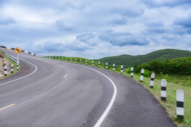 Yol ve eğri doğa ve dağlar