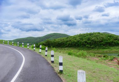 Yol ve eğri doğa ve dağlar