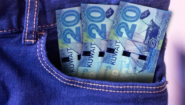 Stelletje Koeweit Dinars Bankbiljetten Een Spijkerbroekzak Een Concept Van Uitgaven Stockfoto