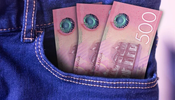 Stelletje 500 Nicaragua Cordobas Bankbiljetten Een Spijkerbroekzak Een Concept Van Rechtenvrije Stockfoto's