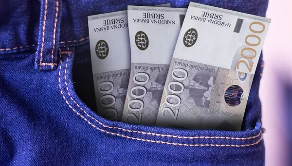 Szerb 2000 Dinara Bankjegyek Farmerben Zsebre Vágva Költekezés Fogalmát Stock Kép
