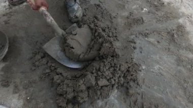 İnşaat İşçisi Endüstriyel İnşaat 'ta Çimentoyu Yumuşatıyor