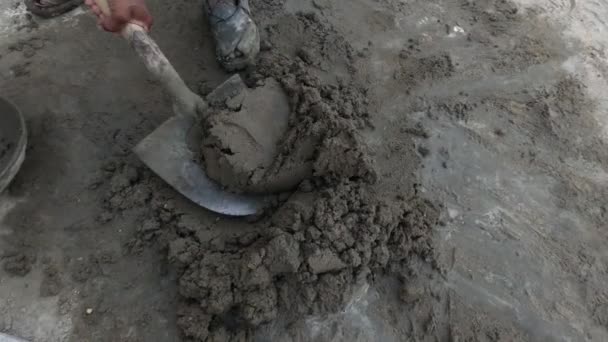 Bauarbeiter Glättet Zement Bei Industriebauarbeiten — Stockvideo