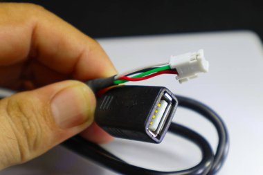Dişi bir USB konnektörünün yakın çekim görüntüsü, kusursuz teknolojik bağlantı için kritik bir bileşen..
