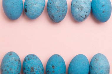 Paskalya yumurtaları pembe arka planda. en üstteki görünüm.