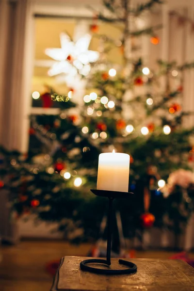Kaars Kerstboom Met Decoraties Achtergrond — Stockfoto