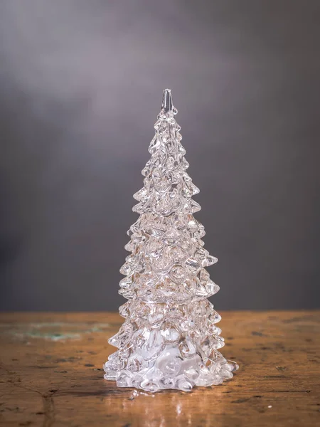 深色背景下的玻璃圣诞树 — 图库照片