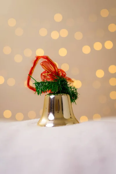 Świąteczna Dekoracja Dzwonkiem Gałązką Jodły — Zdjęcie stockowe