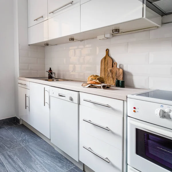 Beyaz Modern Mutfak Içi Ahşap Dolaplar Beyaz Aletlerle Dolu — Stok fotoğraf