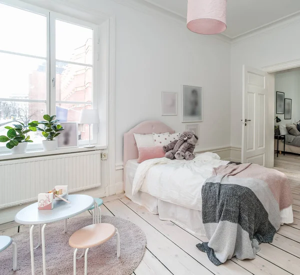 舒适的卧室 有粉色和白色的枕头和有灯的床 — 图库照片