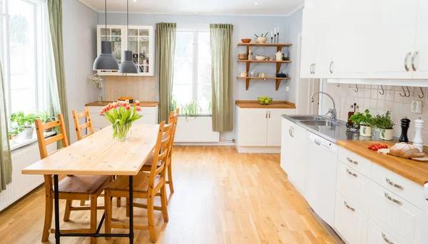 Moderne Kücheneinrichtung Mit Holzboden Und Grauem Wandstrauß Roter Tulpen Auf — Stockfoto