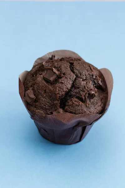 Schokoladenmuffin Auf Weißem Hintergrund — Stockfoto