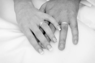 Siyah-beyaz, evli çiftin el ele tutuşması.