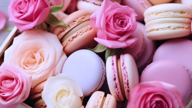 Sevgililer Günü hediyesi olarak pastel renkte ve pastel bir kutuda kurabiyelerin ve güllerin kapağını kapat.