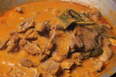 Yakın plan, tipik bir Endonezya et yemeği (sığır eti rendang)