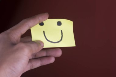 Elinde gülümseyen sarı yapışkan bir not vardı. Bulanık konsept bulanık kavram