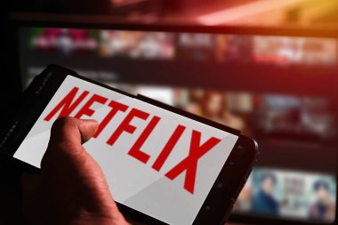 Pringsewu, Lampung; 20 Kasım 2023; akıllı telefon ekranında Netflix logosu. Netflix 'te yayınlanan filmlerin video arkaplanı ekranda bulanık. Yazı