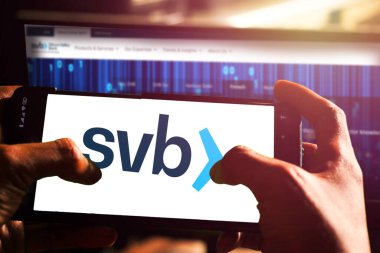 Pringsewu; Lampung; 27 Aralık 2023; ABD finans şirketi SVB ile insan eli android telefonu. Ekranda logonun önünde, editör haberleri.