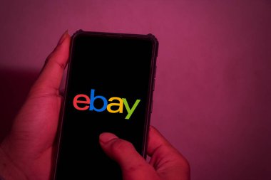 Pringsewu, Lampung; 01 Şubat 2023; eBay uygulamalı akıllı telefon, kırmızı arkaplan