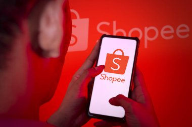 Pringsewu, Lampung; 13 Ocak 2023, eller yukarı. Bu resimde cep telefonu ekranında Shopee logosu görülüyor. Kırpma yolu