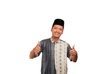 Mutlu ve gülümseyen bin yıllık Asyalı takım elbiseli adam kamerayı iki parmağıyla işaret ediyor. beyaz arkaplanda izole