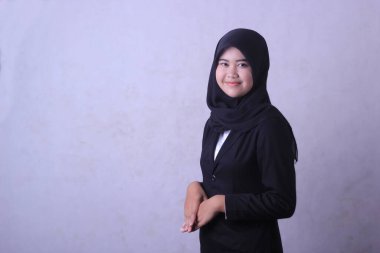 Siyah takım elbiseli ve beyaz gömlekli bir kadın eliyle yüzünü örtüyor. izole edilmiş beyaz