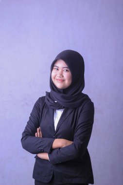 Siyah takım elbiseli ve beyaz gömlekli bir kadın eliyle yüzünü örtüyor. izole edilmiş beyaz