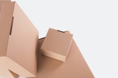 Üst köşe manzarası, kapaklı karton hediye kutusu, tasarım için Mockup. İzole edilmiş. Kırpma yolu