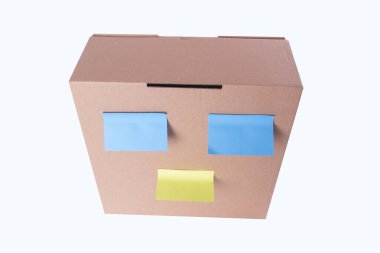 Üst görünüm, kahverengi karton kutu renk notları ile beyaz arkaplanda izole edilmiş yüz oluşturan kırpma yolu.