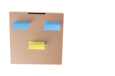 Ön görünüm, kahverengi karton kutu renk notlarının yüzünü oluşturur beyaz arkaplanda kırpma yolu ile izole edilmiş.