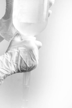 seçici odak doktorunun iki eli infüzyon tüpü, sağlık konsepti, poster için uygun, siyah beyaz portre