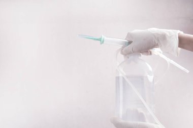 Doktorun el ele tutuşmasının seçici odak noktası infüzyon tüpü, sağlık konsepti posterler, el ilanları, afişler için uygun. negatif boşluk