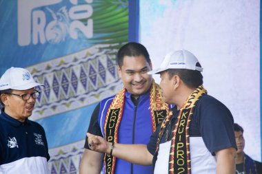 Krui, Lampung sahili, 27 Mayıs 2024; WSL KruiPro2024 'ün açılışında konuşan üç vekil, vali ve Endonezya Gençlik ve Spor Bakanı