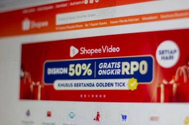 Pringsewu, Lampung; 23 Haziran 2024; Shopee uygulaması bilgisayar monitörü Shopee Endonezya 'daki çevrimiçi alışveriş pazarlarından biridir. Shopee 'de bir sürü bedava kargo reklamı var. seçici odak