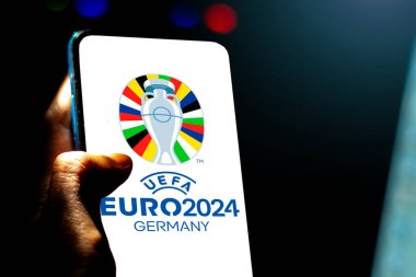 Pringsewu, Lampung; 24 Haziran 2024; Avrupa Futbol Şampiyonası UEFA Euro 2024 Alman logo ekranını siyah bir arkaplanda gösteren bir adamın el resmi