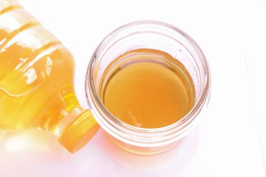 Yakından, yağ kabının üst görüntüsü ve beyaza izole edilmiş plastik yağ şişesi.