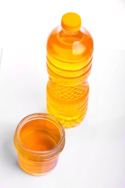 Beyaz bardaklı sarı yağ şişesi, yemek yağı ihtiyaçları, seçici odaklanma