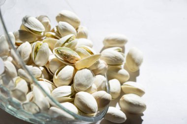 Kızarmış şam fıstığı, lezzetli bir aperatif ya da kahkaha atan fındık veya fustuk için başka bir isim. beyaz arkaplanda izole